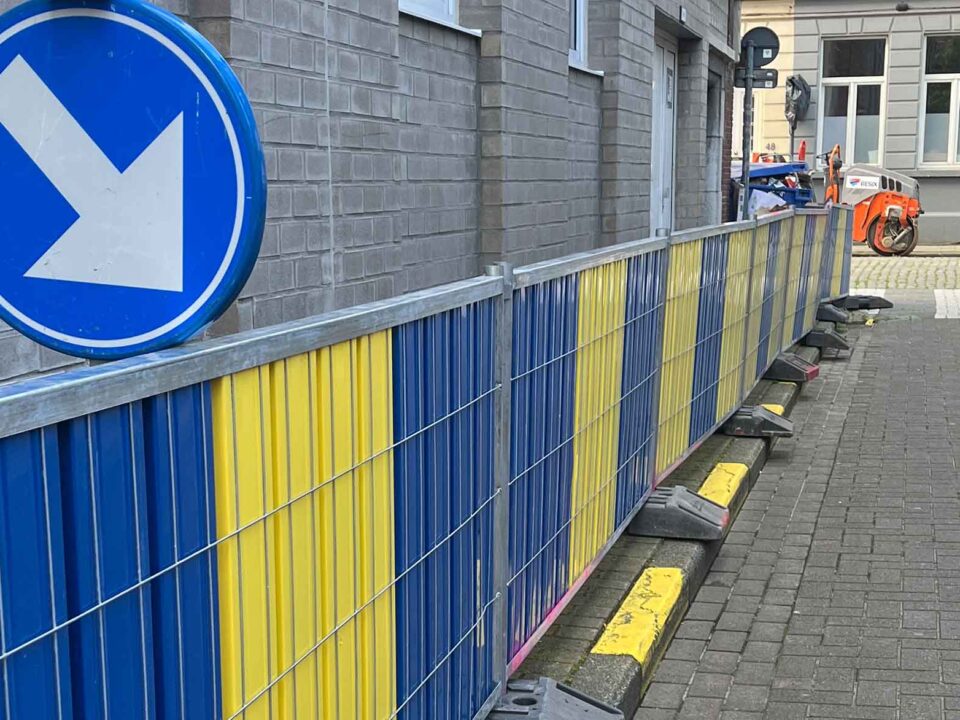 Tijdelijke blauw-gele werfhekkens wegsignalisatie Stad Brussel huren en laten plaatsen door Werfsignalisatie.be. Werfsignalisatie.be gegarandeerd de voordeligste en beste signalisatiepartner in België.